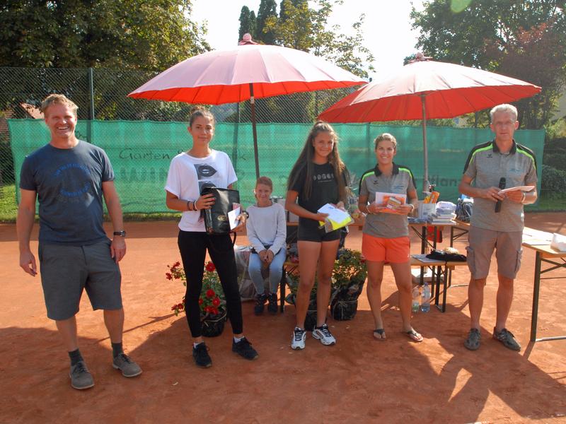 V. l.: Karl Winkler (Vorstand), Damen-Einzel Gewinnerin Jasmin Opris, Miriam Opris, Pia Steiner und Obmann Thomas Traschitzker. Bild: KK/1. Tennisclub Seeboden
