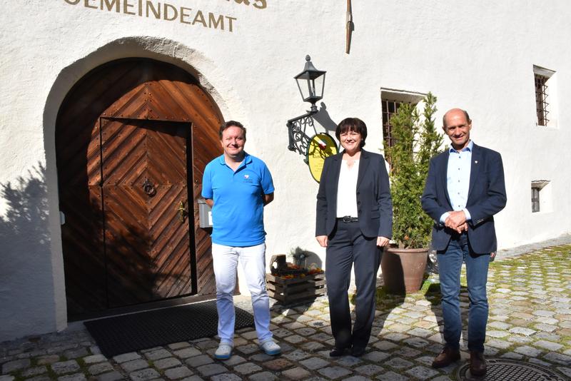 V. l.: Dr. Franz Josef Leitner, Mag. Gudrun Prietl (Raiffeisenbank Oberdrautal-Wei&szlig;ensee) und Bgm. Manfred Flei&szlig;ner.