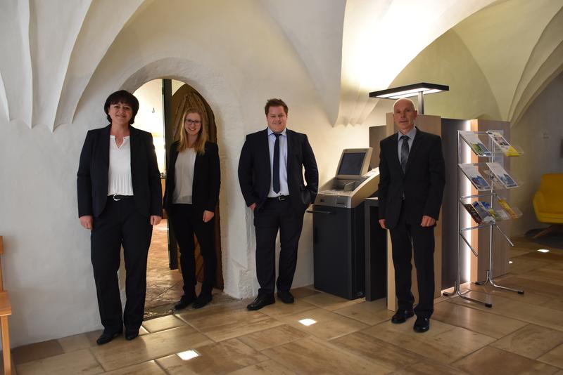 Seit Juli befindet sich die Bankstelle im Lindner Wallnerhaus. V. l.: Mag. Gudrun Prietl, Sandra Amberger, Daniel Brunner, Karl Lederer.