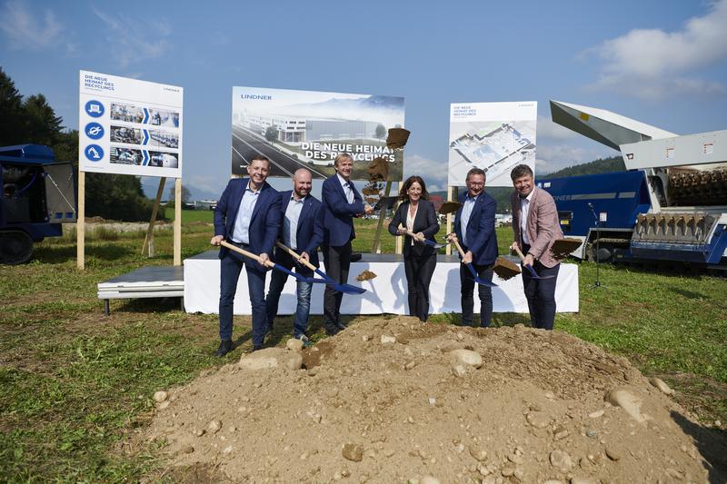 V. l.: Matthias Egarter, Harald Ebner, Michael Lackner, Karin und GF Manuel Lindner, Bgm. Gerhard Pirih. Foto: Lindner Recyclingtech