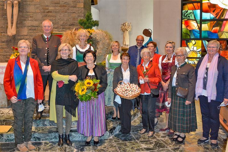 Vorne, v. l.: Ulrike Schwager, Waltraud Kraus-Gallob, Annemarie Glantschnig, Rosi K&ouml;pping, Rosa Messner, Anita Orgl und Luise Schatte. Hinten, v. l.: Bgm. G&uuml;nther Novak, Christa Gfrerer, Obfrau Marita Brucker, Benno Karnel, Rosemarie Donath und Gerlinde T