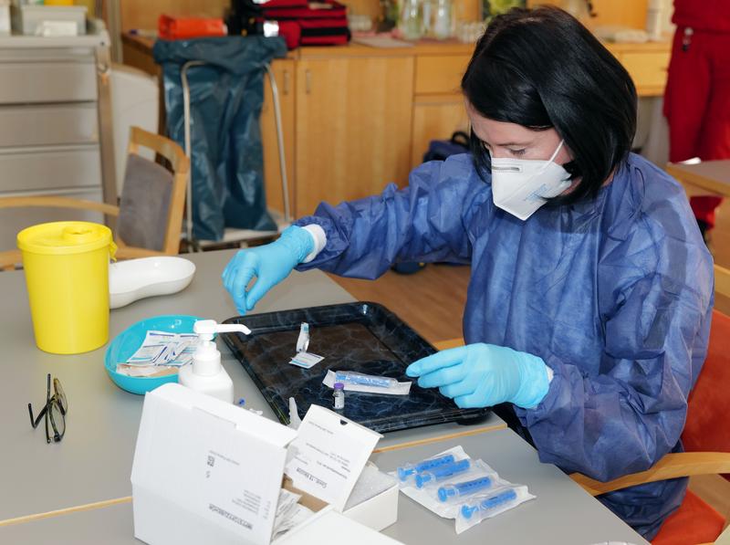 Dr. Andrea Haas-J&ouml;lli bei den Vorbereitungen. Foto: Oskar H&ouml;her