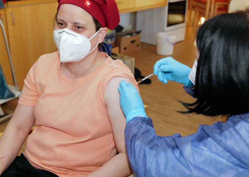 Die Erste Impfung bei den Mitarbeitern erhielt Claudia Strasser (Sozialhilfeverband). Foto: Oskar H&ouml;her