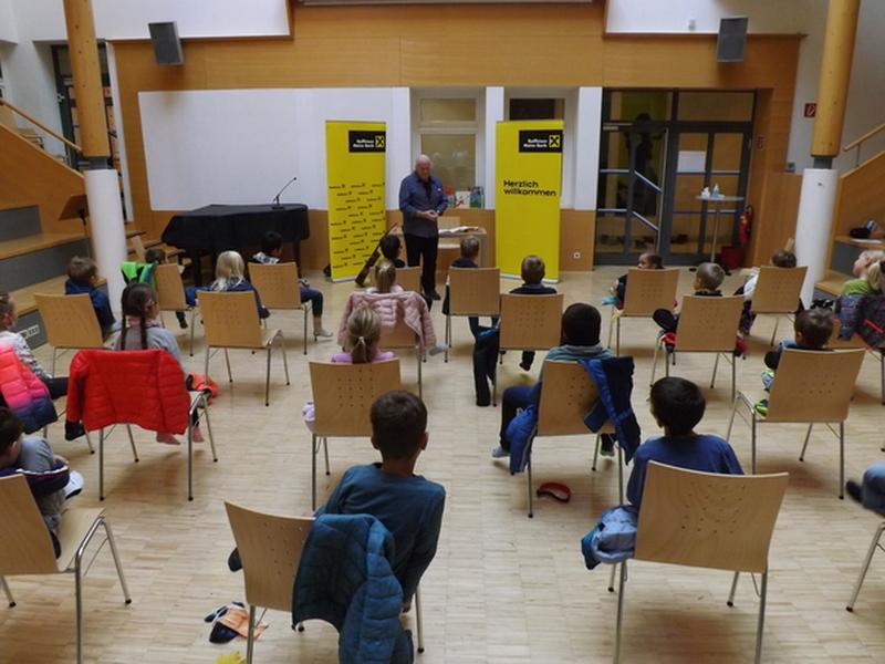 Geschichten und Lieder vom Jugendbuchautor Martin Auer zogen die Kinder in Hermagor in den Bann. Foto: Stadtgemeinde Hermagor