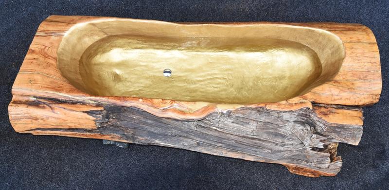 Alfons Pirker schafft au&szlig;ergew&ouml;hnliche Baumstamm-Badewannen und Designertische aus Edelkastanie. Er widmet sich auch der Verbreitung dieser bei uns eher seltenen Baumart. Foto: Pirker