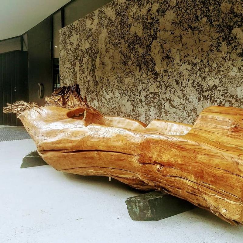 Alfons Pirker schafft au&szlig;ergew&ouml;hnliche Baumstamm-Badewannen und Designertische aus Edelkastanie. Er widmet sich auch der Verbreitung dieser bei uns eher seltenen Baumart. Foto: Pirker