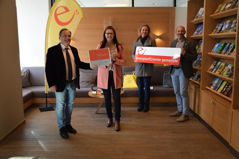 Hermagor erreichte die Stufe &bdquo;4-e&ldquo;. V. l.: Bgm. Siegfried Ronacher, LR Sara Schaar, Daniela Schelch, und Hannes Obereder. Foto: B&uuml;ro Schaar