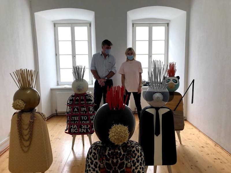 Die &bdquo;Kunstviren&ldquo; von Billi Thanner, am Bild mit K&uuml;nstler Markus Hofer.