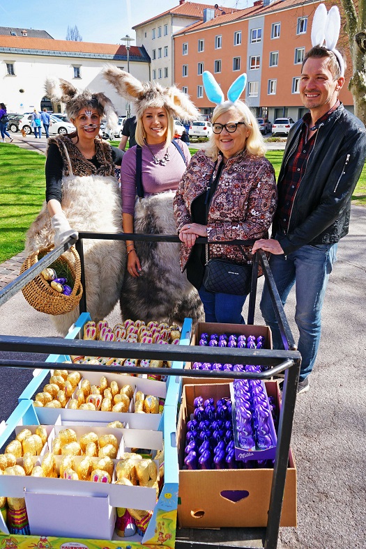 Die Osterh&auml;sinnen GR Daniela Winkler und Julia Astner, GR Ingrid Paulitsch und Manfred Kindler verteilten die Schokohasen.