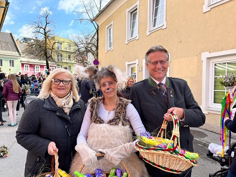 GR Ingrid Paulitsch, Osterh&auml;sin GR Daniela Winkler und GR Friedrich Lambauer verteilten S&uuml;&szlig;es.