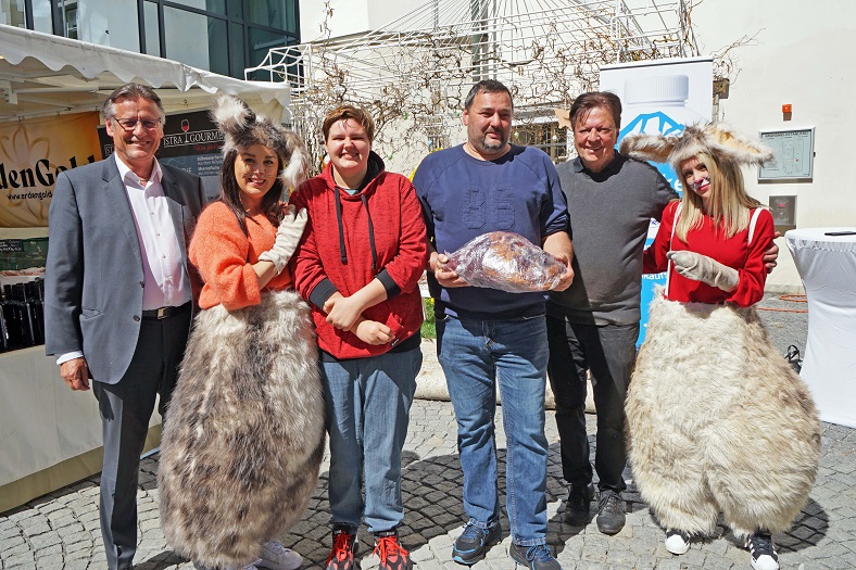 Von den 500 Sch&auml;tzungen lag Dietmar Kresse (3. v. r.) punktgenau &ndash; er erriet die 367 Eier. Am Foto mit GR Friedrich Lambauer, Osterh&auml;sin Daniela Pirker, Lucy Kresse, Vize-Bgm. Willi Koch und Osterh&auml;sin Atina Untersteggaber.