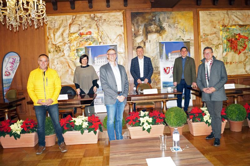 Das Projekt wurde von den Vertretern der beteiligten Gemeinden vorgestellt. V. l.: Bgm. Christian Genshofer (Trebensing), Bgm. Marika Lagger-P&ouml;llinger (Lendorf), Wolfgang Fahringer (Planungsb&uuml;ro Passer & Partner), Bgm. Gerhard Pirih (Spittal), StR. LA. Ch