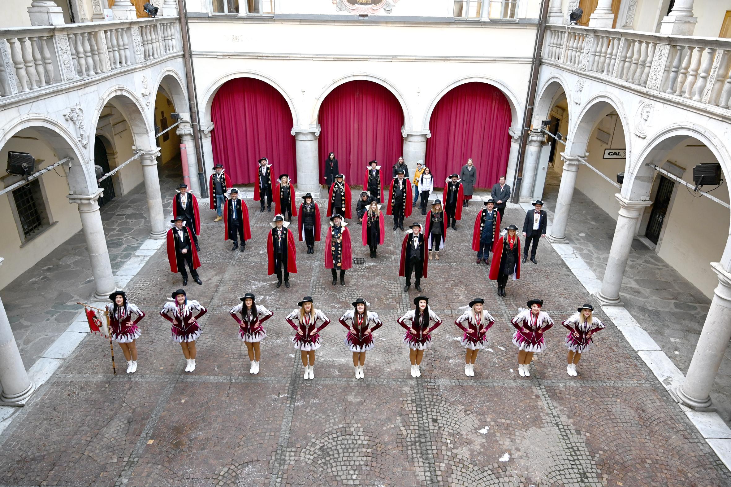 He-Lei! Im Arkadenhof des Schlosses Porcia werden die letzten Einlagen f&uuml;r den Faschings-Film gedreht.