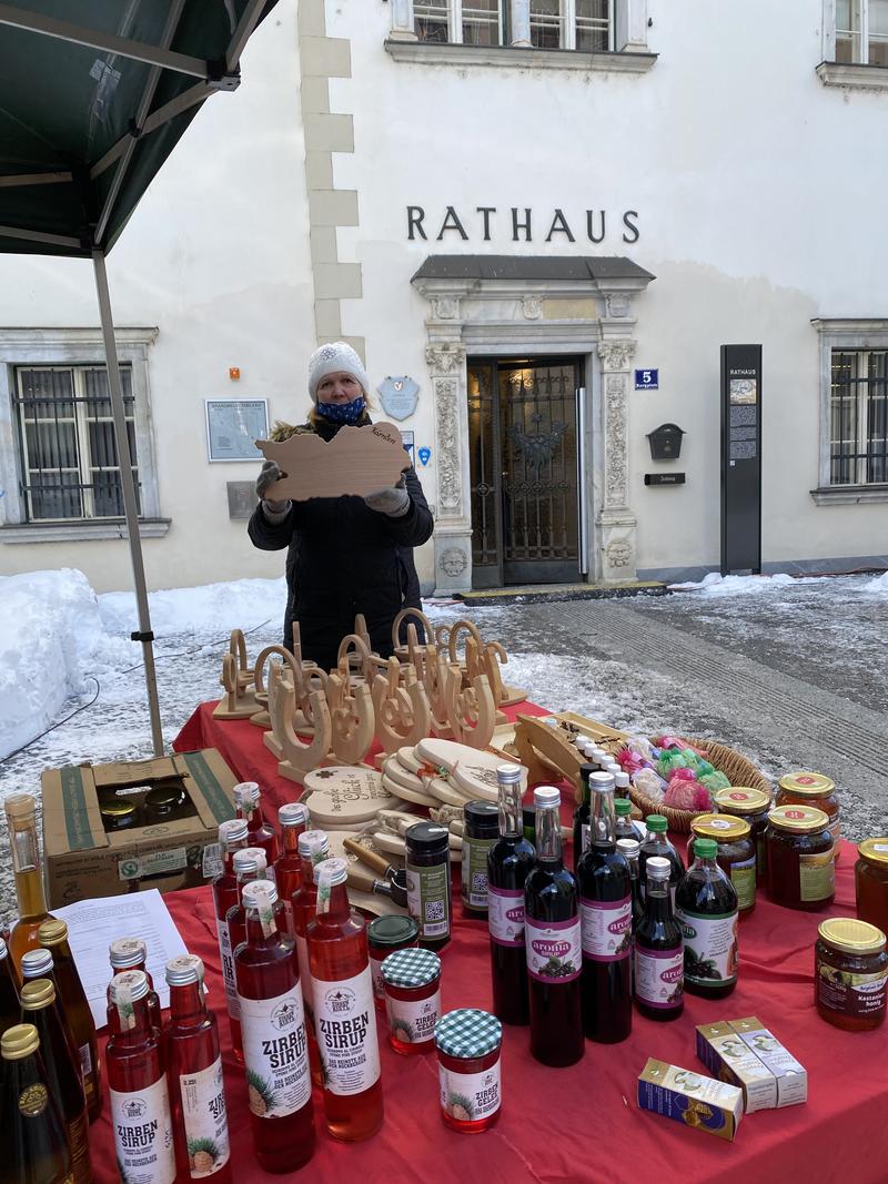 &bdquo;Ein sehr guter Platz&ldquo; sagte Gabriele Ahne in St. Jakob i. Rosental, die direkt vor dem Rathauseingang ihre Holzprodukte ausstellt. Foto: Haan