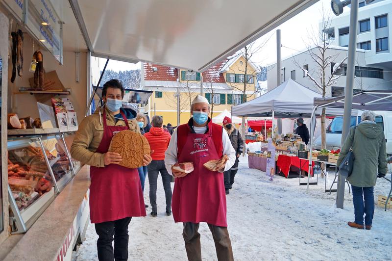 David und Karl Egger aus St. Peter bieten ihre b&auml;uerlichen Produkte nun auch auf dem Rathausplatz zum Verkauf an. &bdquo;Die Leute waren neugierig und f&uuml;r diese Jahreszeit war der Markt gut besucht. Gut &uuml;ber die H&auml;lfte der Besucher war sehr zufrieden&ldquo;, meint Fi