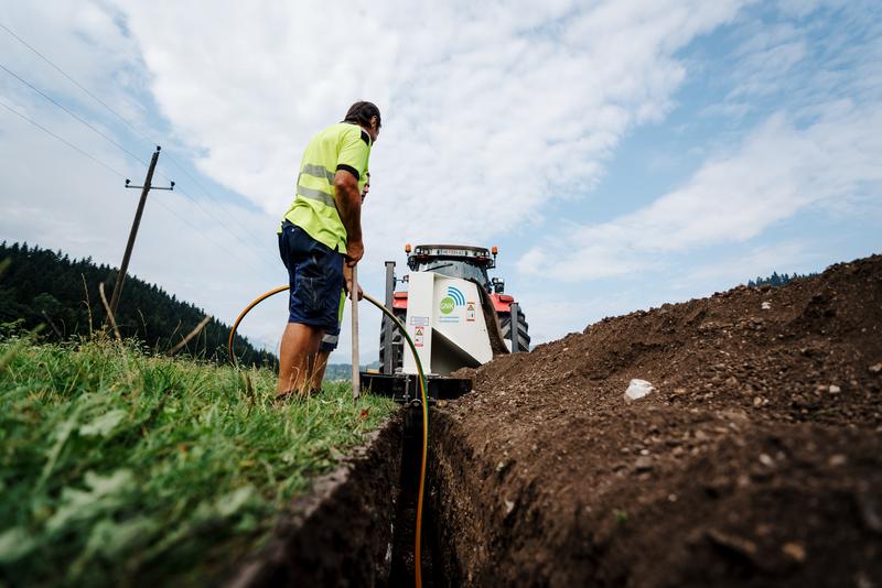 Die innovative Verlegung mit einer Grabenfr&auml;se bedeutet einen geringen zeitlichen und finanziellen Aufwand. Bei herk&ouml;mmlichen Verfahren macht ansonsten der Tiefbau den &uuml;berwiegenden Teil der Errichtungskosten aus. Foto: GFK/Andreas Schuller