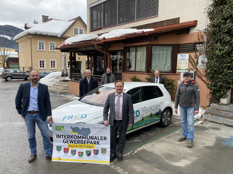 Die Fl&auml;chen des Gewerbeparks &bdquo;IKZ Karnische Region&ldquo; in Hermagor wurde nach einstimmigem Beschluss dem deutschen Holz-Unternehmen zur Verf&uuml;gung gestellt. V. l.: die B&uuml;rgermeister Mag. Josef Zoppoth, Hermann Jantschgi, Christian M&uuml;ller, Siegfried Ronacher (