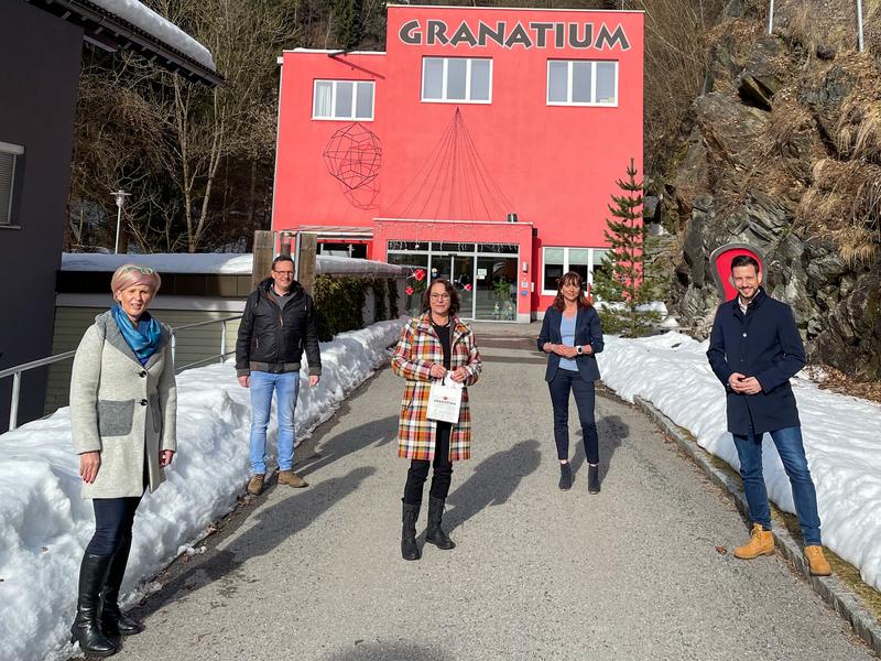 In das Granatium in Radenthein werden 300.000 Euro investiert. V. l.:  Anja Schmied (Obfrau), Bgm. Michael Maier, Bettina Golob (GF Granatium), Melanie Golob (TVB), LR Schuschnig. Foto: B&uuml;ro LR Schuschnig