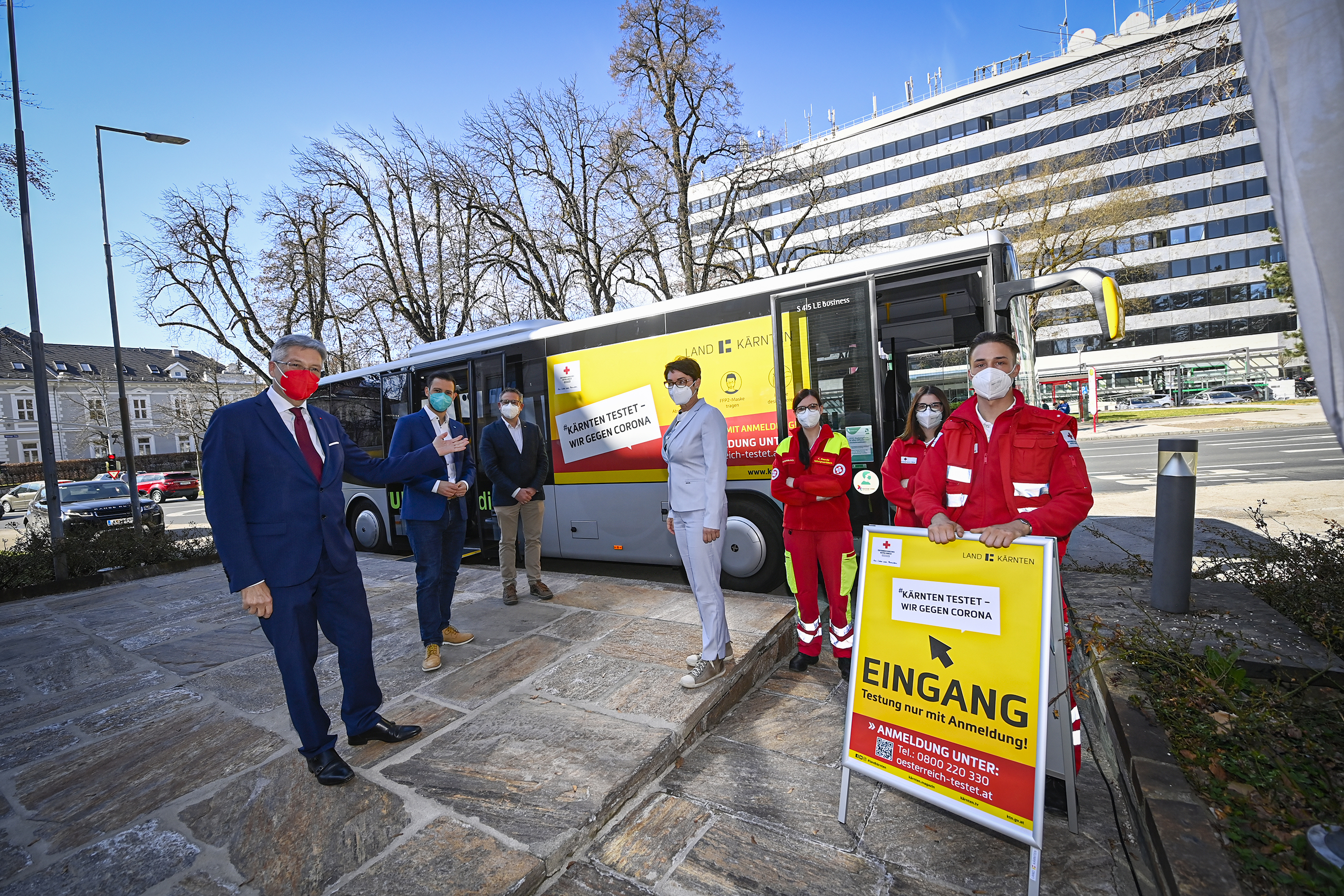 Pr&auml;sentation des Corona-Testbusses. V. l.: LH Peter Kaiser, LR Sebastian Schuschnig, Ing. Klaus Pabautz, LH-Stv. Beate Prettner und Mitarbeiter des Roten Kreuzes, welche die Testungen durchf&uuml;rhen. Foto: LPD/Helge Bauer