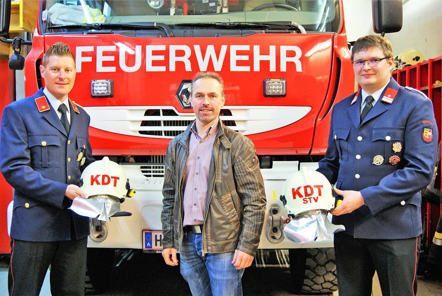 Der neue Kommandant in Kirchbach ist Fabian Buchacher (li) und sein Stellvertreter Roman Wastl. Gratuliert hat den beiden Bgm. Markus Salcher. Foto: Buchacher/FF Kirchbach