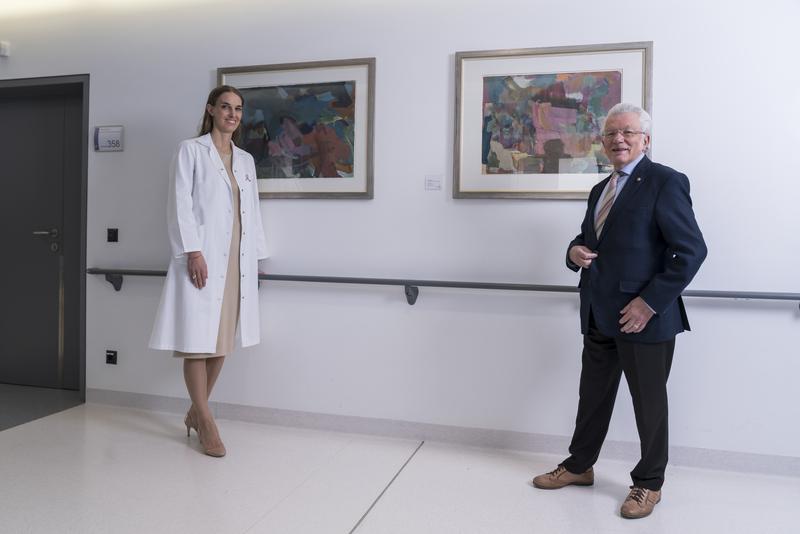 GF Mag. Andrea Samonigg-Mahrer und Wilhelm Weiss von den beiden &uuml;berlassenen Kunstwerken. Foto: KH Spittal/Drau