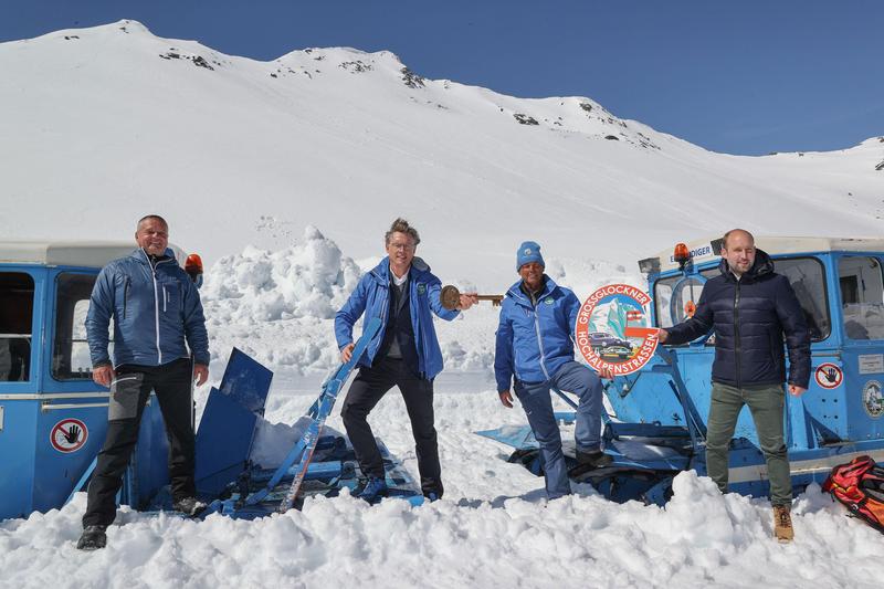 &bdquo;Gipfeltreffen&ldquo;: beim Durchstich am Hochtor waren Vertreter der Anrainergemeinden mit dabei. V. l.: Vize-Bgm. Christian Flei&szlig;ner (Heiligenblut), GROHAG-Vorstand Dr. Johannes H&ouml;rl, der Leiter der Schneer&auml;umung, Peter Embacher und Bgm. Hannes Schernthaner (