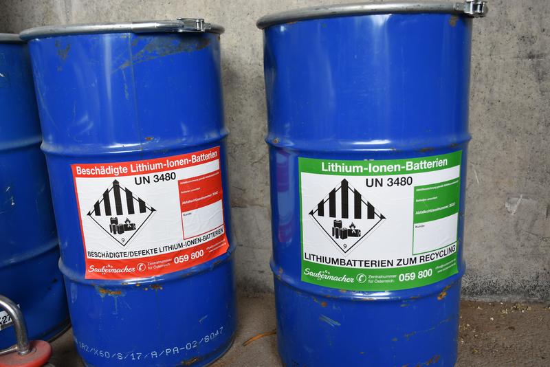 Lithium-Batterien sind bis zu 75 % recyclebar. Neben Lithium enthalten sie wertvolle Rohstoffe wie Kobalt und Nickel. &Uuml;ber die Sammelstellen werden sie professionell der Wiederverwertung zugef&uuml;hrt.