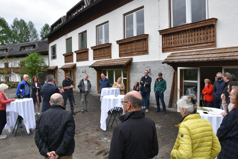 Projektvorstellung vor dem Geb&auml;ude der ehemaligen Seeapartments.