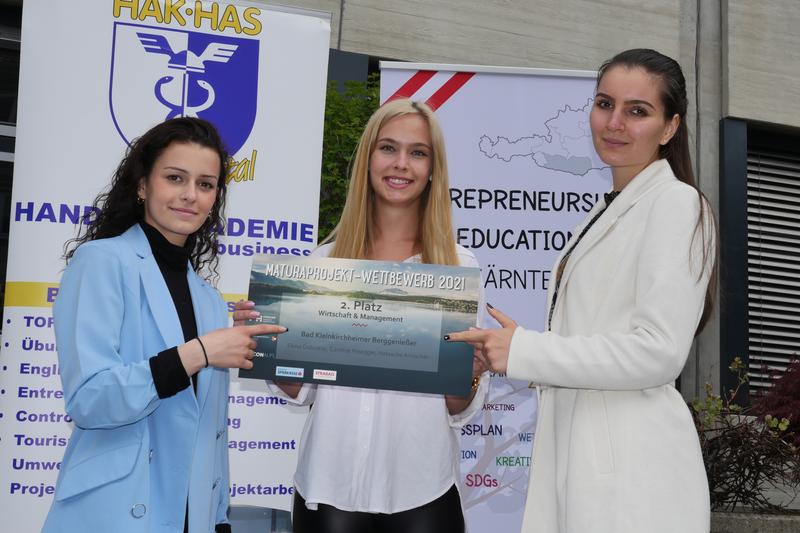 Elona Dobratiqi, Caroline Posegger und Natascha Amlacher erreichten mit ihrem Maturaprojekt den zweiten Platz. Foto: HAK Spittal