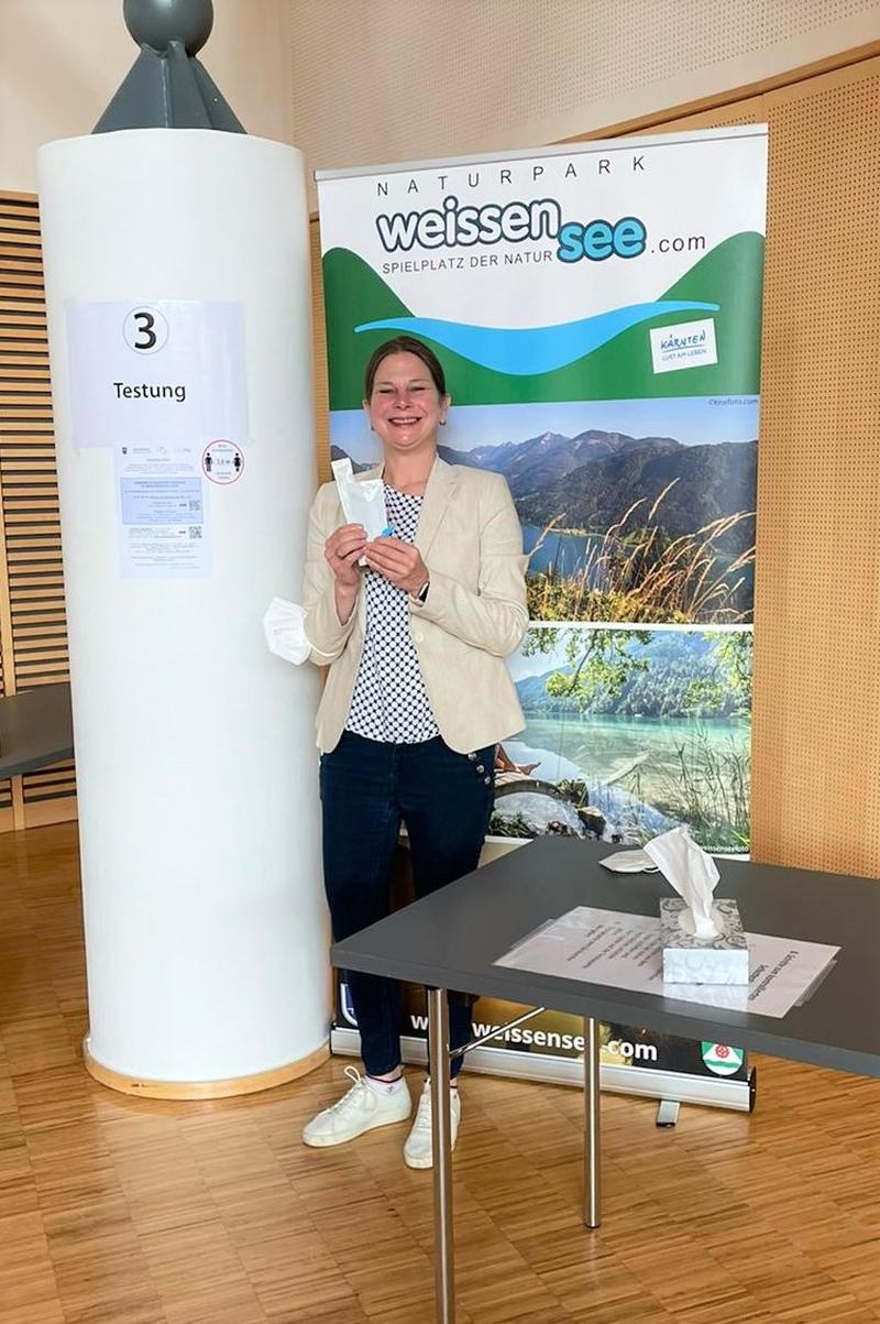 Auch in der Naturparkgemeinde Wei&szlig;ensee wurde eine M&ouml;glichkeit f&uuml;r kontrollierte Selbsttests eingerichtet. Im Bild: Bgm. Karonine Turnschek. Foto: weissensee.com