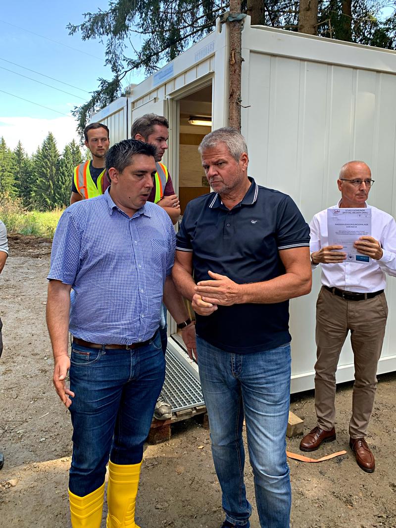 Stadtrat Christoph Staudacher (links) und B&uuml;rgermeister Gerhard K&ouml;fer brachten den ersten Beton f&uuml;r den Hochbeh&auml;lter und das Trinkwasserkraftwerk ein