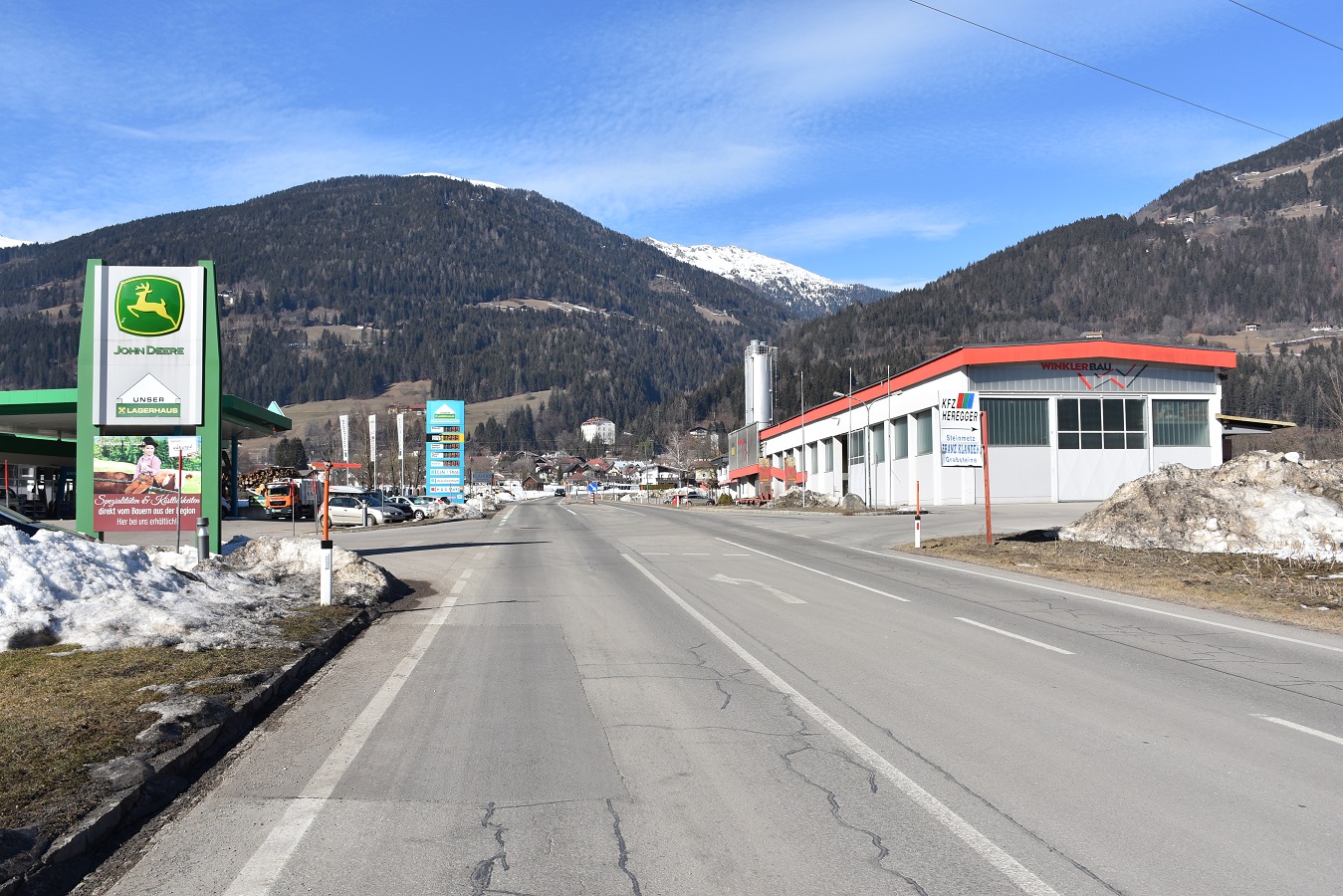 Das neue Ausbaust&uuml;ck der B 100 f&uuml;hrt durch das Gewerbegebiet in Greifenburg. Durch eine kurvenf&ouml;rmige Ausf&uuml;hrung soll auch die Geschwindigkeit aus dem Verkehr herausgenommen werden.