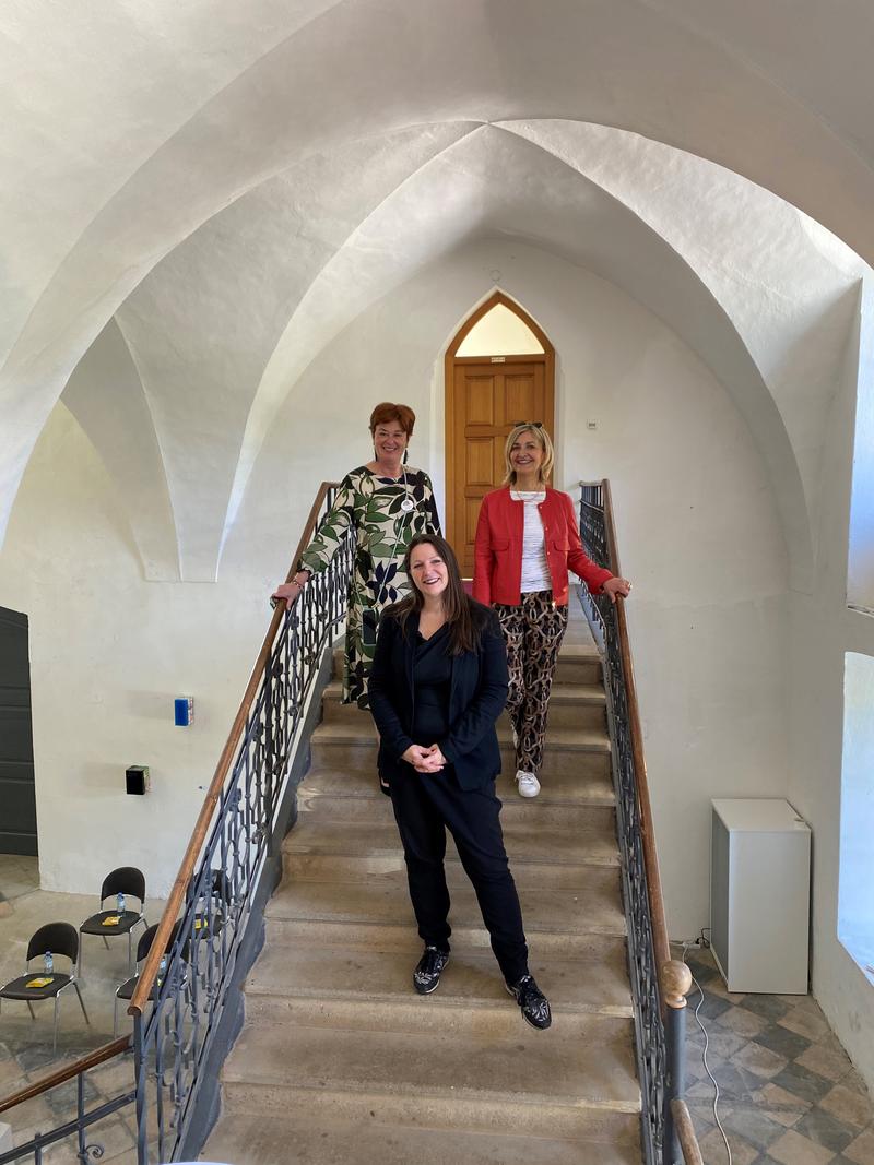 Bei einem Soft-Opening erl&auml;uterten Vereinspr&auml;sidentin Ina Lerchbaumer, Kuratorin Tanja Pru&scaron;nik und Obfrau Anette Lang (v. l.) das Programm der Ausstellung.