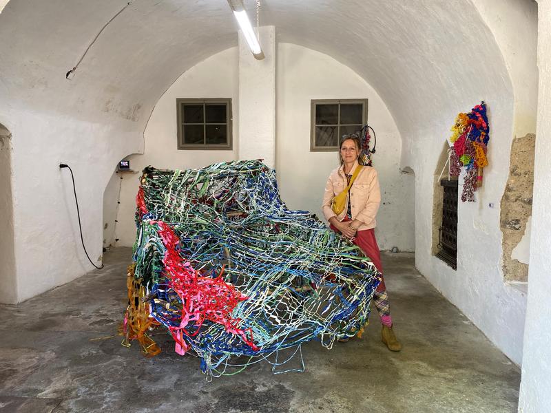 Mit ihrer Installation &bdquo;having it all. wanting more&ldquo; thematisiert Gudrun Lend-Wane (Villach) die Wegwerfgesellschaft und die Zerst&ouml;rung der Natur.