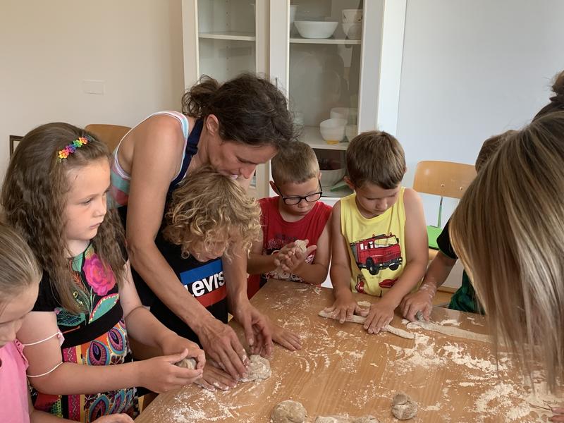 Br&ouml;tchen backen in der VS Berg. Foto: Stefan