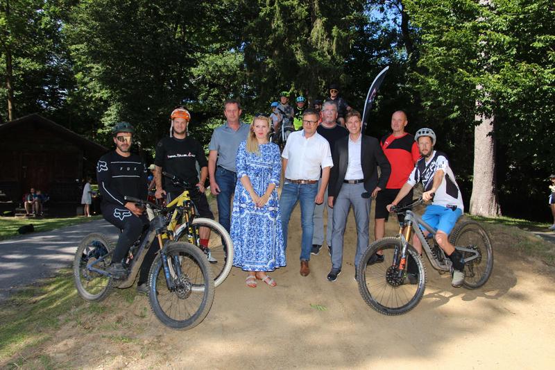 Tommy Squibb, Stefan M&uuml;ller, Thomas Sch&auml;fauer, Katharina Holzer, Hellmuth Koch, Ino Bodner, Stefan Brandlehner, Heimo Salcher und Roland Gutzinger. Foto: MTG/Kari