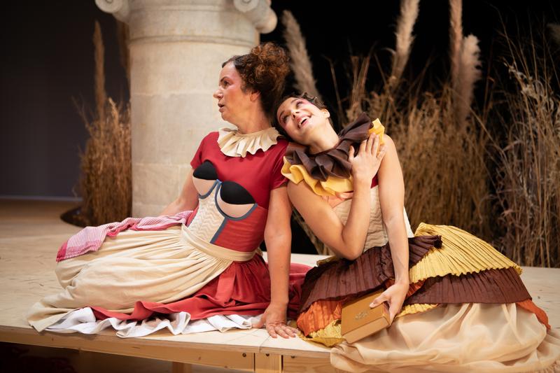 Die 60. Spielzeit ist mit der Premiere von &bdquo;Die Kluge N&auml;rrin&ldquo; nun offiziell er&ouml;ffnet. Im Bild: Monika Pallua (K&ouml;chin Celia) und Sascia Ronzoni (Do&ntilde;a Nise). Foto: Marco Riebler