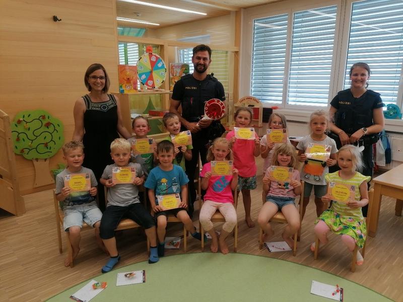 V. l.: Elisabeth Hecke und die Beamten der PI Winklern Marcel Biedner und Gloria Maurer mit den stolzen Fu&szlig;g&auml;ngerf&uuml;hrerschein-Besitzern.