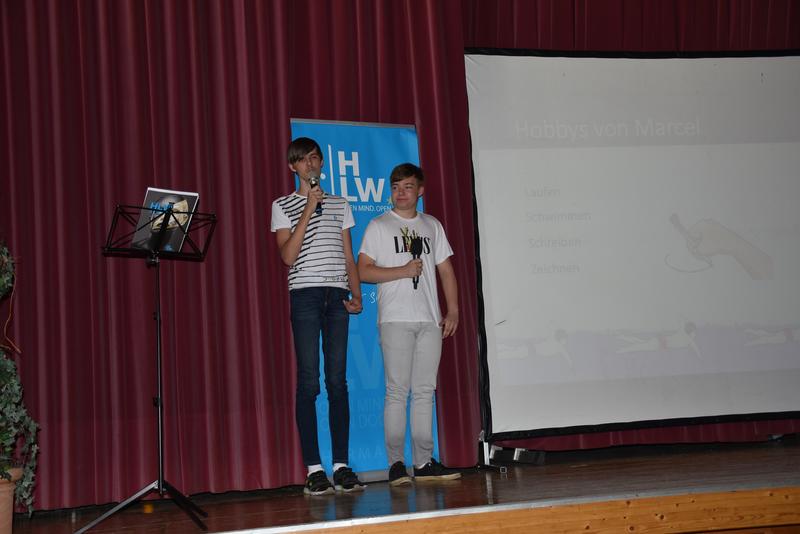 Die einj&auml;hrige Wirtschaftsschule (1W) an der HLW Hermagor, die als Schulversuch angelegt war, feierte heuer ihr zehnj&auml;hriges Bestehen. Die Sch&uuml;ler der 1W stellten sich vor.