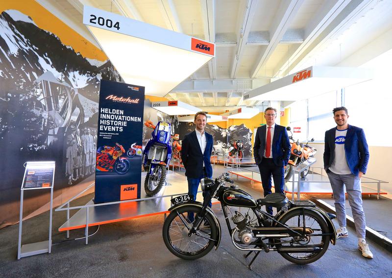 Automobilausstellung. Foto: Franz Neumayr