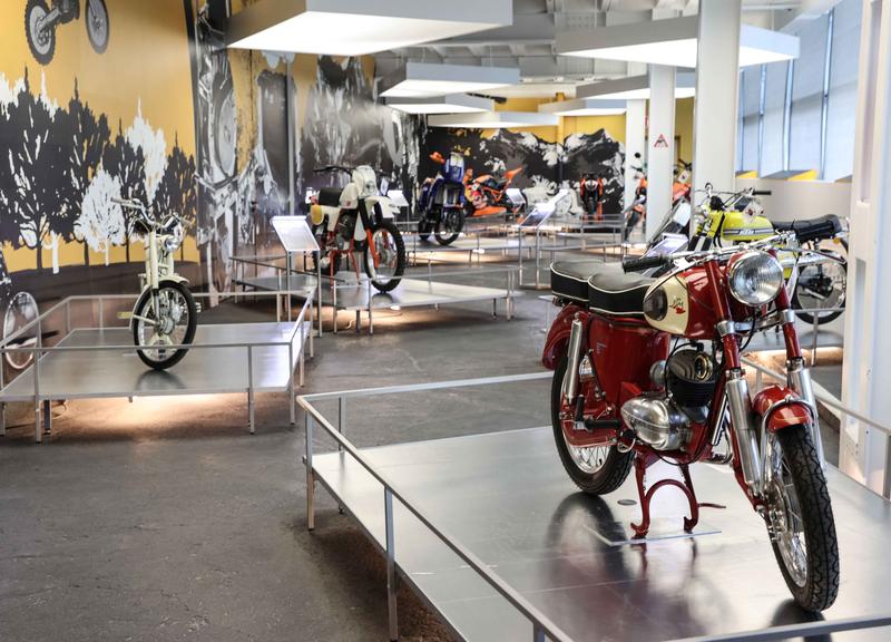 Automobilausstellung. Foto: Franz Neumayr