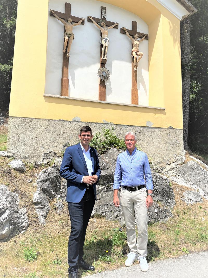 &bdquo;Die drei gefassten Schacherer&ldquo; &ndash; der markante Bildstock in Oberdrauburg wird mithilfe der Kleinprojektf&ouml;rderung Restauriert. V. l. LR Martin Gruber, Bgm. Stefan Brandst&auml;tter. Foto: B&uuml;ro Gruber/Posch