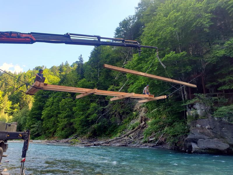 Die Hebearbeiten wurden mit einem Autokran bewerkstelligt. Foto: &Ouml;AV Obergailtal-Lesachtal