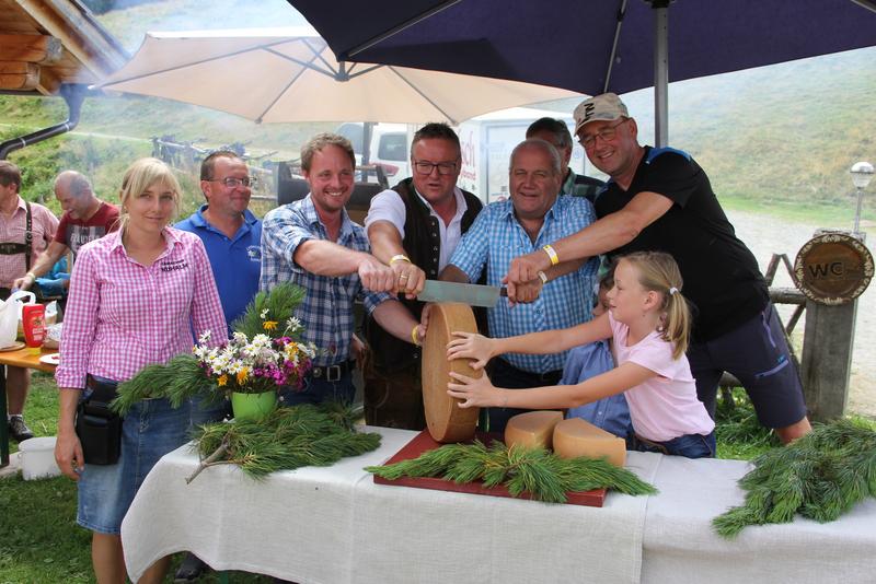 V. l.: Birgit Plankl, Peter Loipold, Christoph Plankl, Bgm. Josef Kerschbaumer, Manfred Reiter, Agrargemeinschafts-Obmann Johann Schilcher, Vize-Bgm. Robert Lassnig wurden beim K&auml;seanschnitt tatkr&auml;ftig von den Kindern des Senner-Ehepaares Elias und Elena
