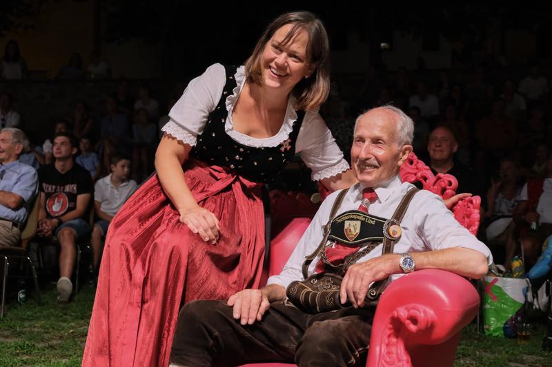 Die gelungene Premiere des St&uuml;cks konnte der &bdquo;Tone&ldquo; an einem Ehrenplatz auf einem Thron mitverfolgen. Hanna Weichsler