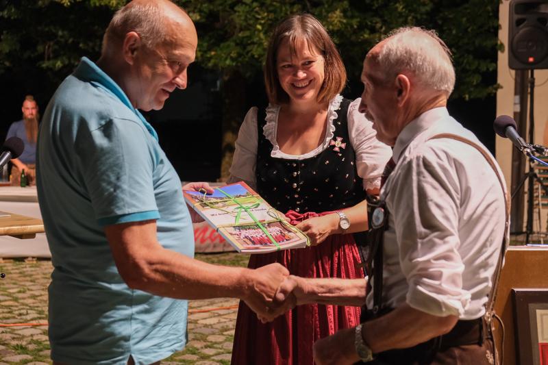 Komponist Josef Abwerzger &uuml;berreichte Anton Egarter die Partitur zum St&uuml;ck. Mitte: Kapellmeisterin Mag. Margret Hillebold. Hanna Weichsler