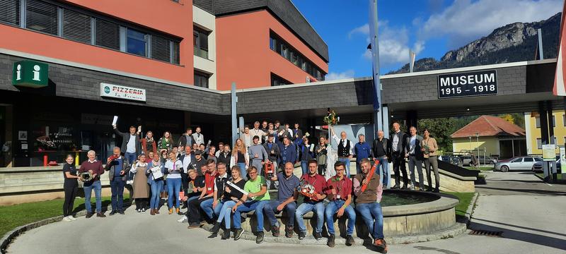 Alle Aussteller vor dem Rathaus in K&ouml;tschach.