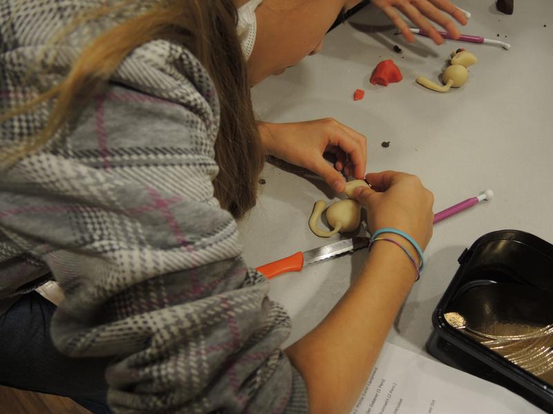 Marzipankatze formen, Konditorei Semmelrock