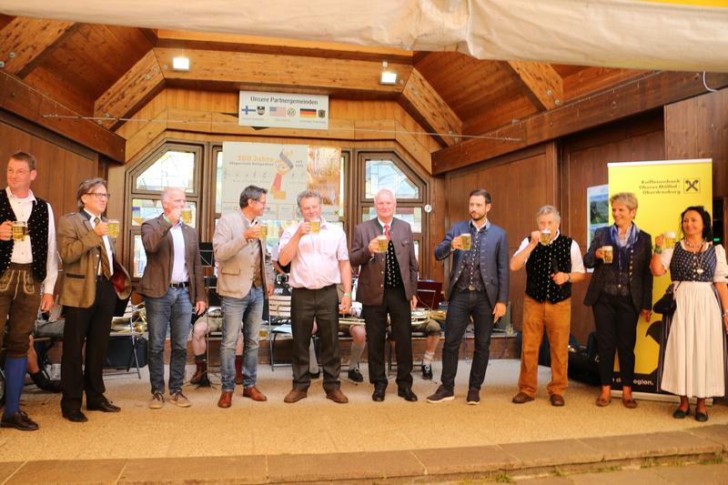 Zum Bieranstich konnte Festgemeinschafts-Obmann Christian Flei&szlig;ner (li) auch wieder zahlreiche prominiente Vertreter aus der Politik begr&uuml;&szlig;en, wie den neuen LK-Pr&auml;sident Siegfried Huber, BR G&uuml;nther Novak oder LR Sebastian Schuschnig (5., 7. und 8. v. l.).