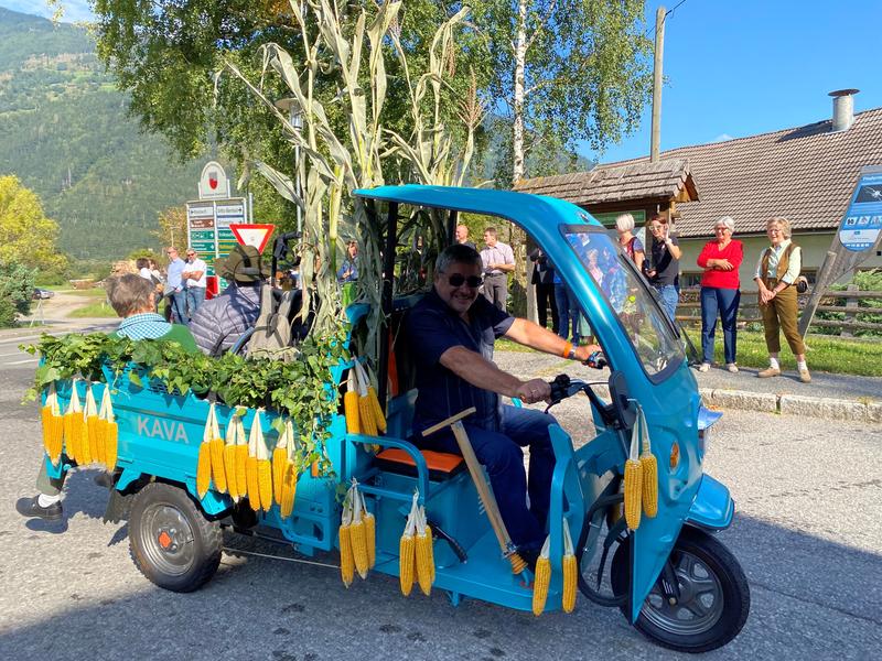 Peter Lenz mit seinem Spezialmobil.